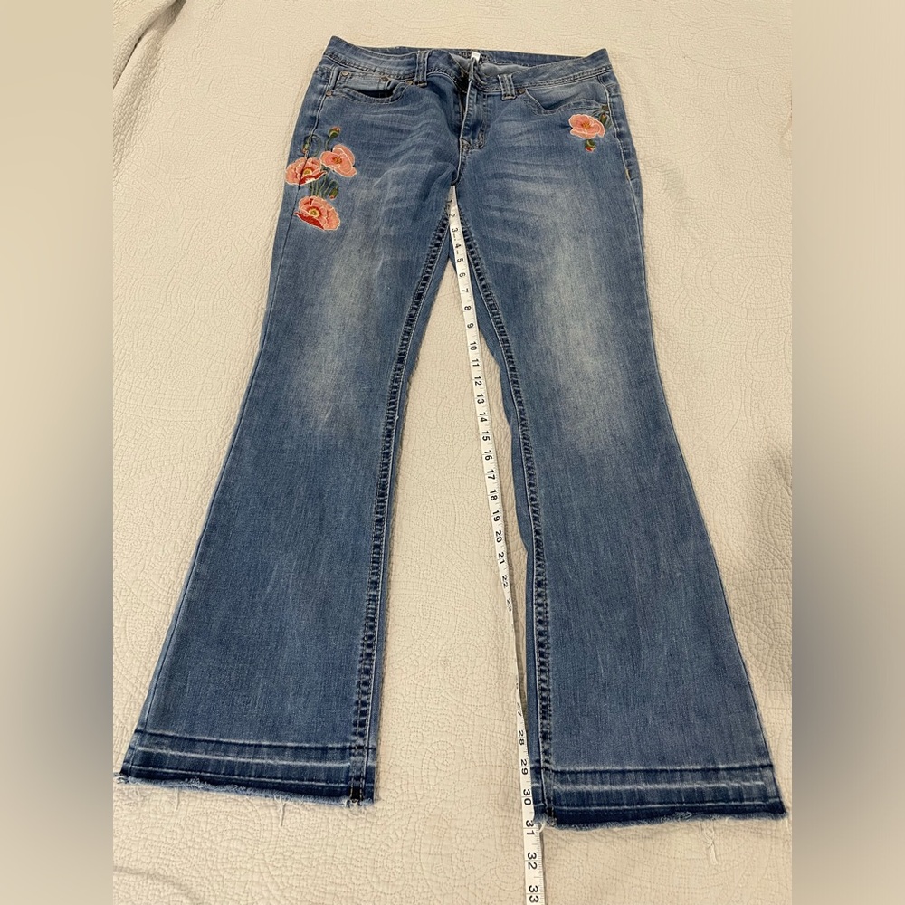 Shyanne boot cut embroidered jeans size 32